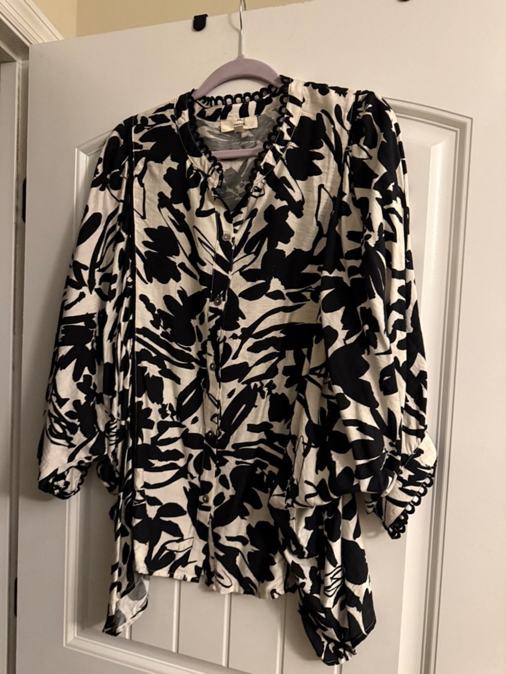 entro Black and White Floral-Print Blouse